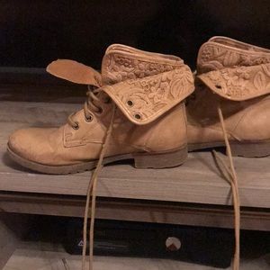 Cute dress up laced up boots :)